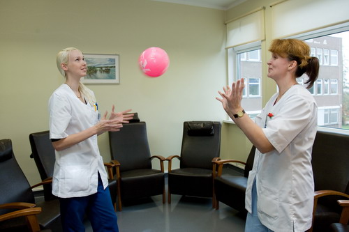 Grupiteraapia õed Katrin Sööt ja Katri Šinkarev teraapiaruumis. Foto: Jaak Nilson.