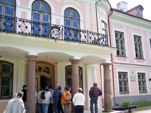 Järvamaa ekskursiooni käigus külastati ka Roosna-Alliku mõisa. Foto: Tartu AL.