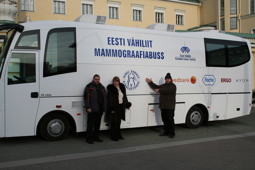 Radioloogiateenistuse direktor Aadu Simisker, vanemradioloogiaõde Ele Virolainen ja radioloog Sulev Ulp mammograafiabussi kättesaamisel Tallinnas Estonia teatri ees. Foto: Andrus Aavik.