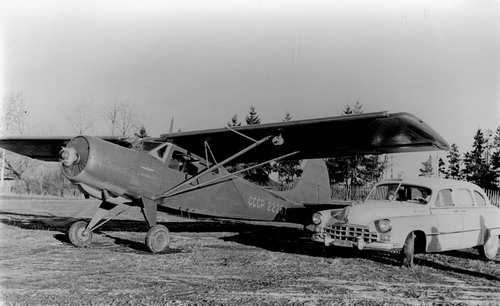 Hingamiskeskuse väljasõidubrigaad ehk Sanavio lennuk JAK-12 ja sanitaarauto ZIM. Foto: neuroanestesioloogia osakonna erakogu.