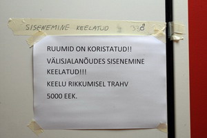 Sünnitusosakonda ülesriputatud sildid räägivad iseenda eest: uue hoone korpused G1(EMO, IRO, radioloogia, operatsiooniplokk) ja G2 (naistehaigla) peavad valmis olema 21. oktoobriks, mil uut maja külastab vastuvõtukomisjon. Komisjoni kuuluvad linnavalitsuse, tervisekaitse, töökaitse ja päästeameti esindajad. Foto: Pille-Riin Pregel.