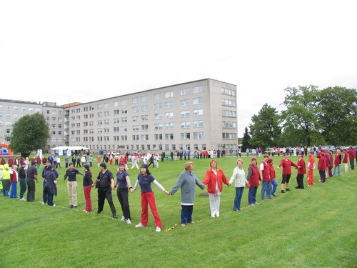 Enne ehituseni jõudmist küpses uue maja idee tükk aega. 2004. aasta septembris märgiti kliinikumi spordipäeval inimketiga ära tulevase ravikorpuse piirjooned. Foto: Jaak Nilson.